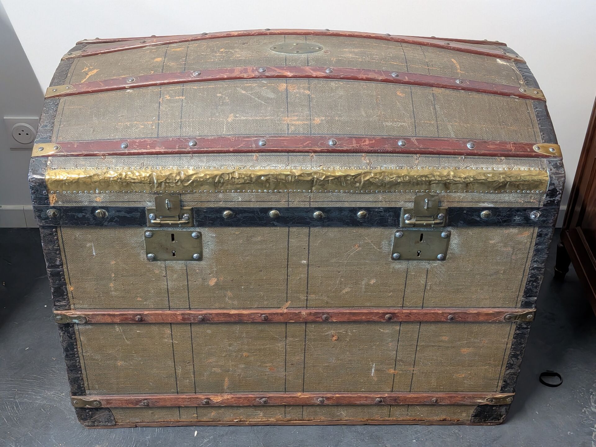 Travel dome-shaped trunk from the late 19th century, trunk maker J.M. Gey Aîné in Bordeaux, has
