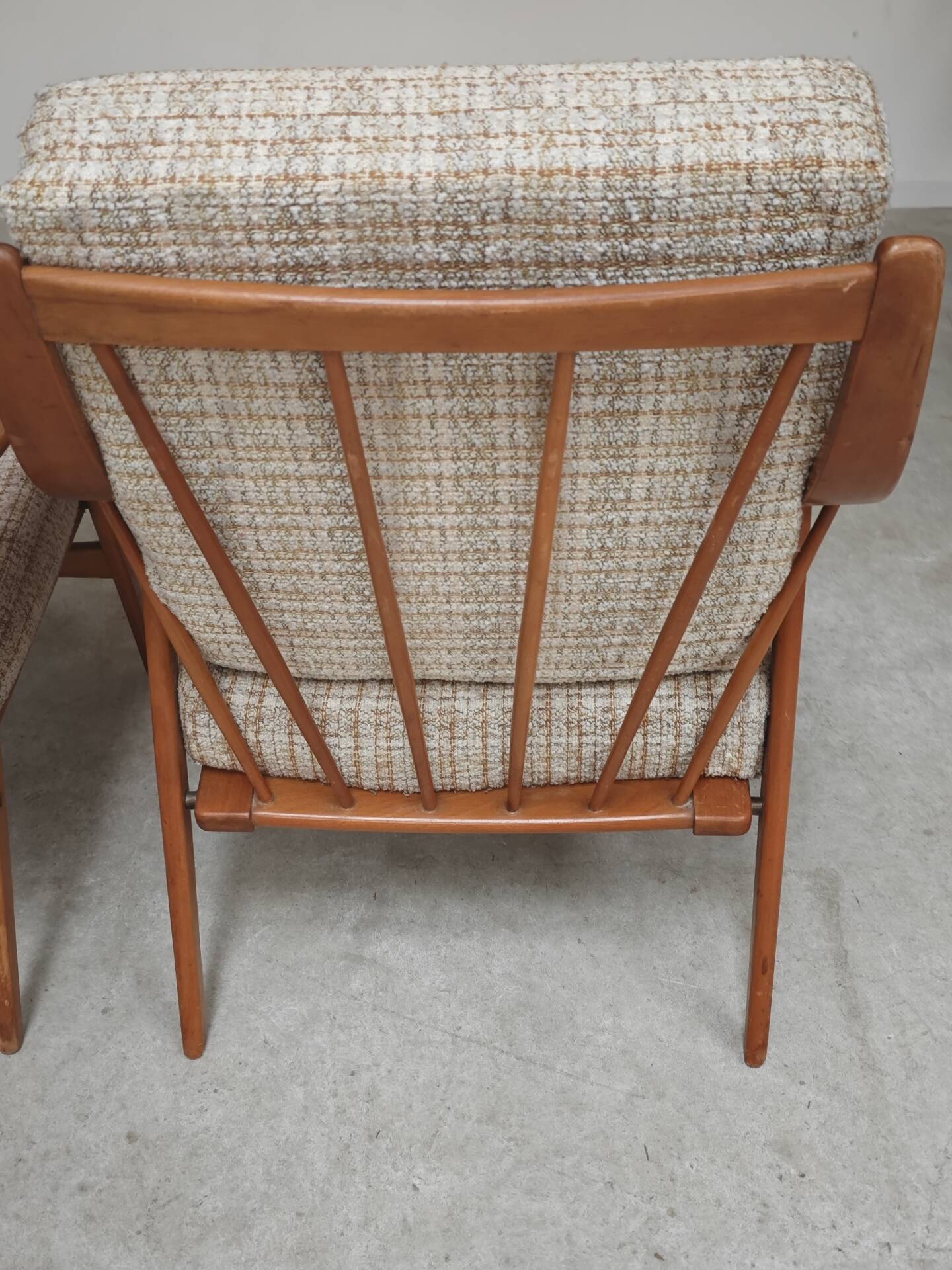 Pair of Boomerang-style armchairs in ecru beige fabric, 1960s.