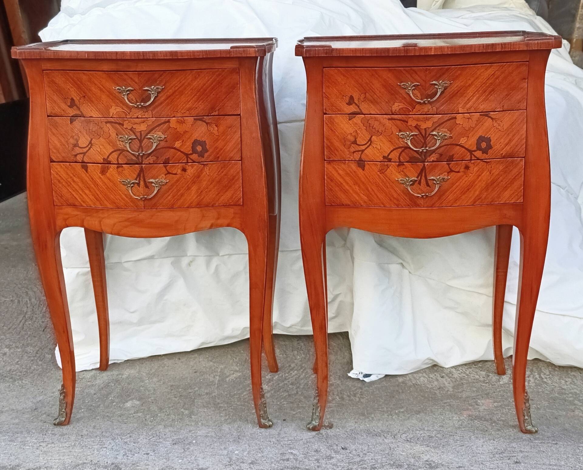 Paire de chevets marquetés