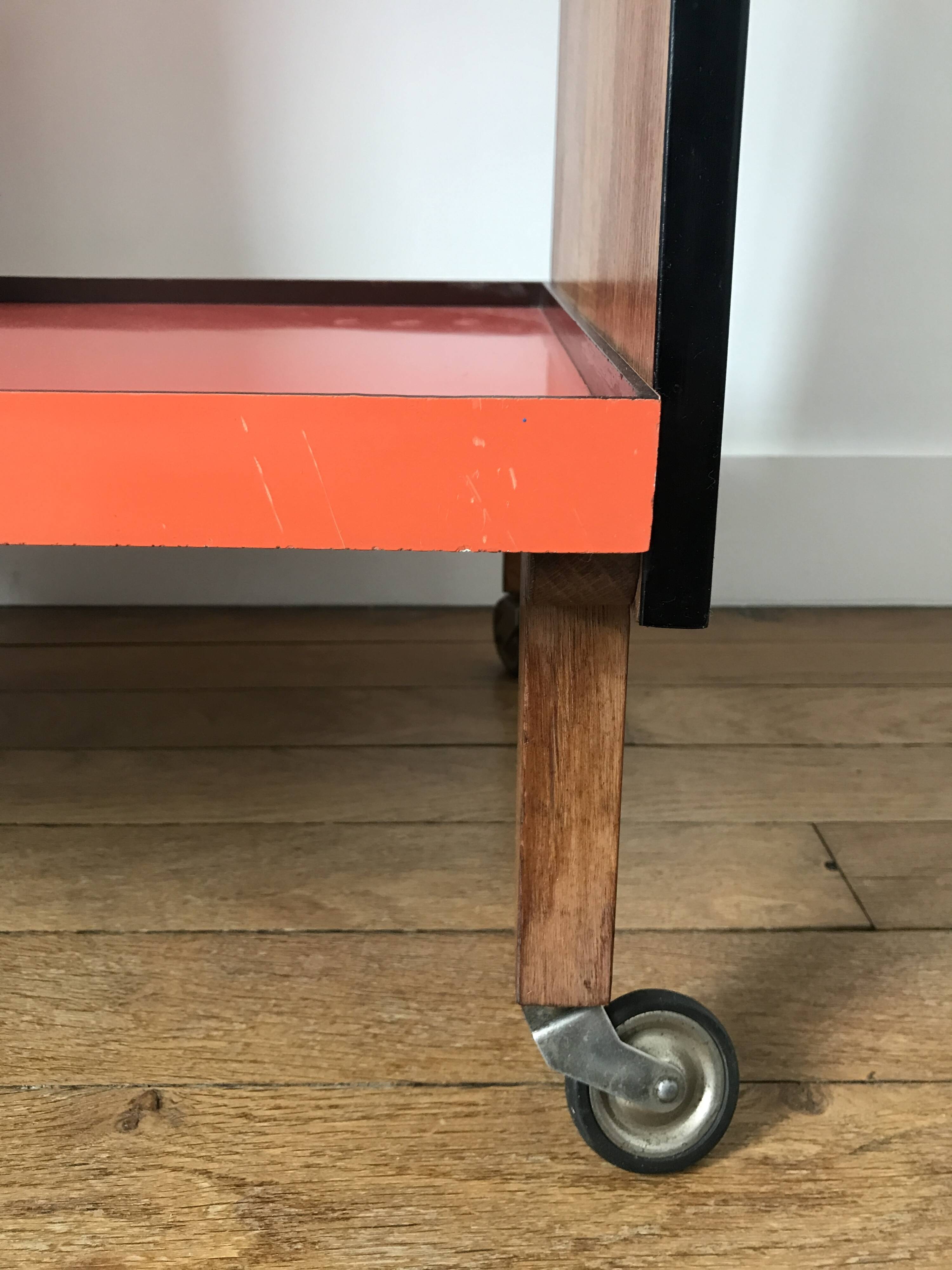 Desserte vintage orange, pieds en équerre et montants bois, années 60