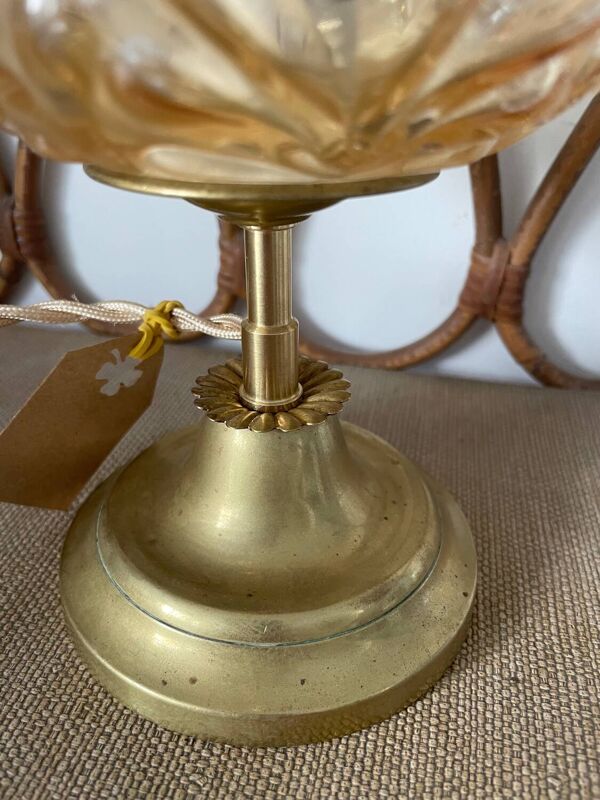 Lampe à poser globe verre ambré et pied laiton