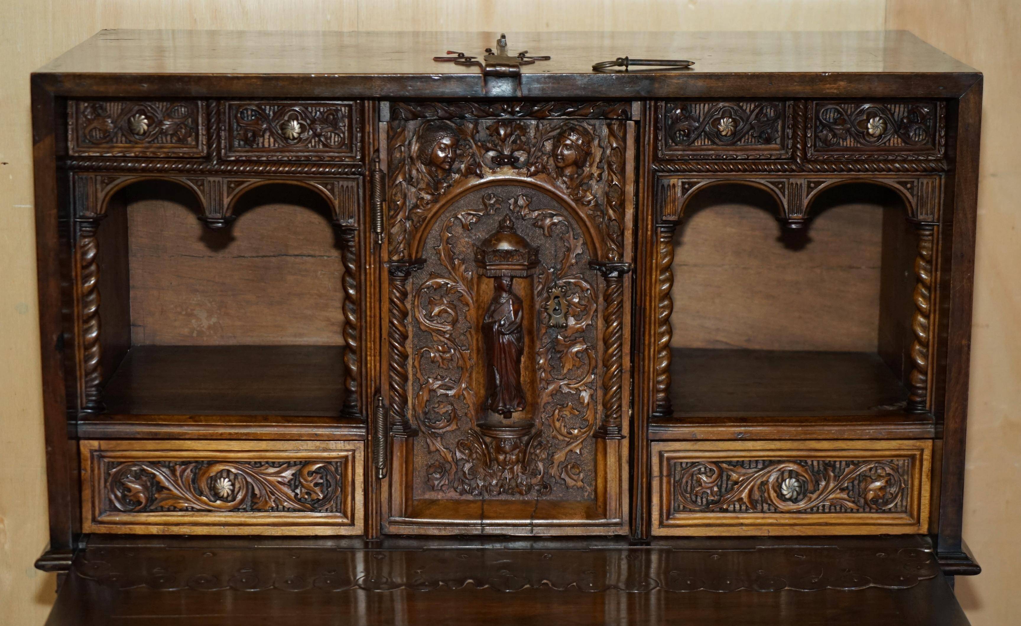 Cabinet espagnol sculpté 18ème siècle avec rangement caché