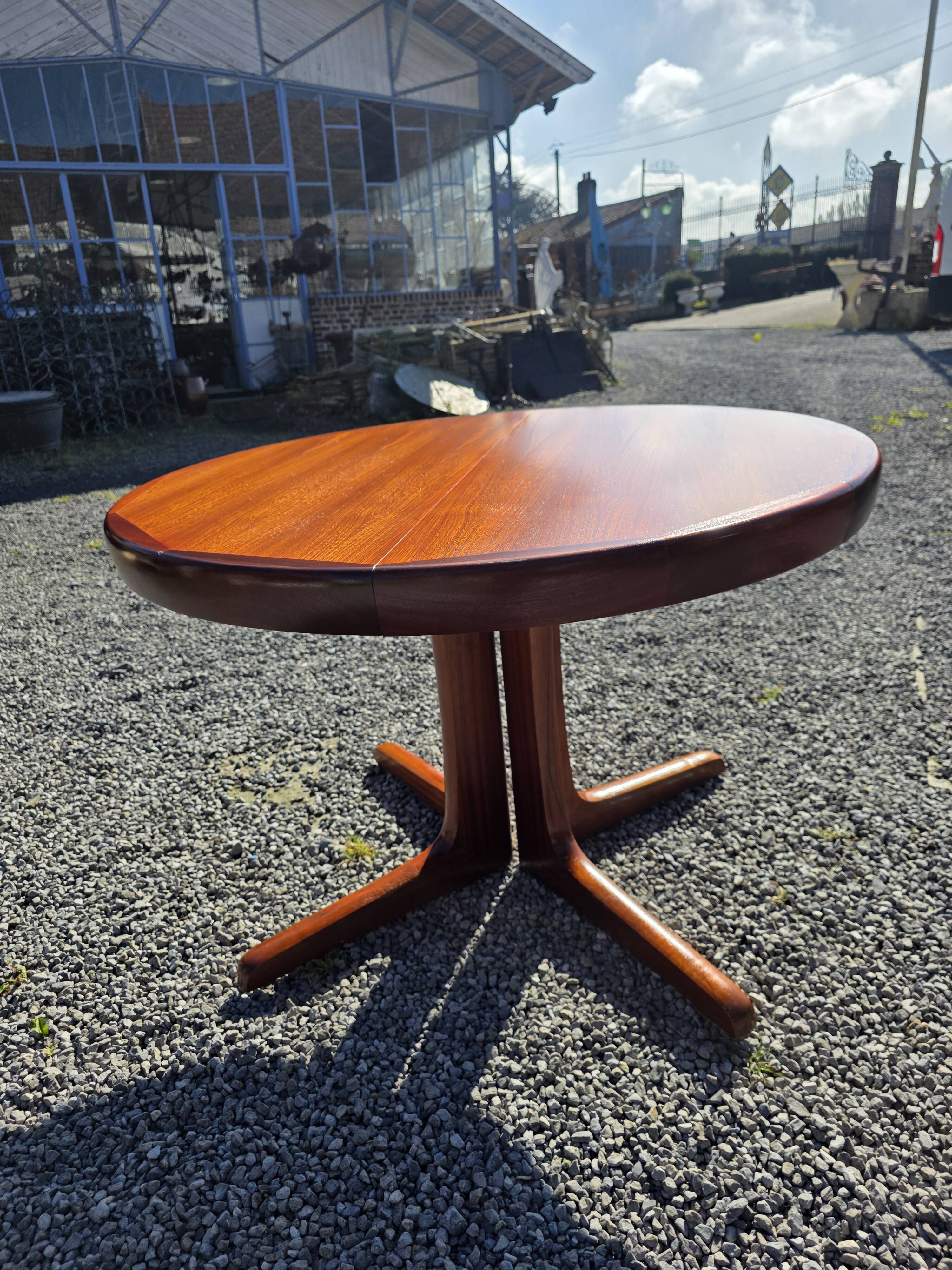 Baumann extendable table in teak from the 1960s.
