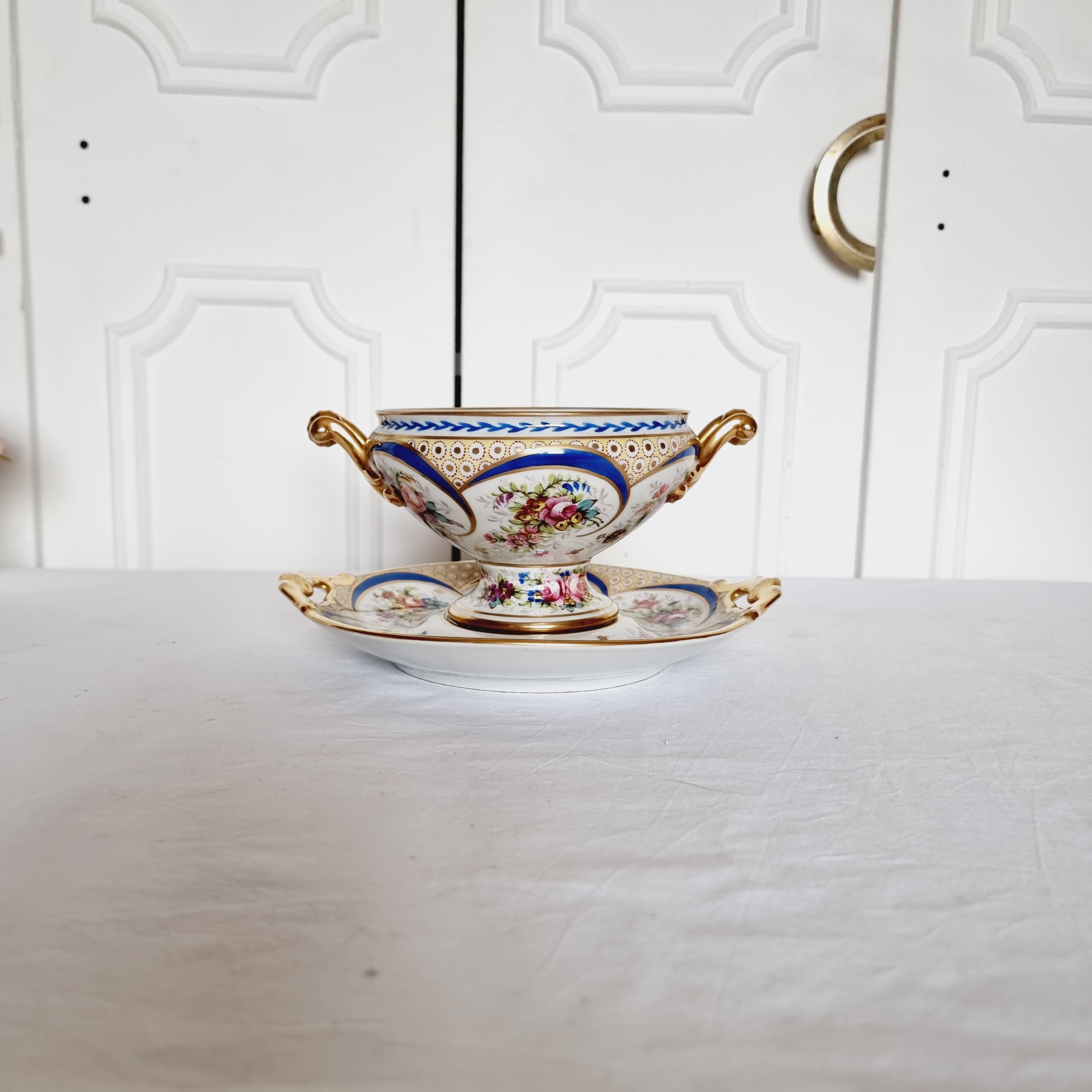 Tasse et soucoupe en porcelaine reproduction de sèvres décorées à la main par m.carpezat pour limoge