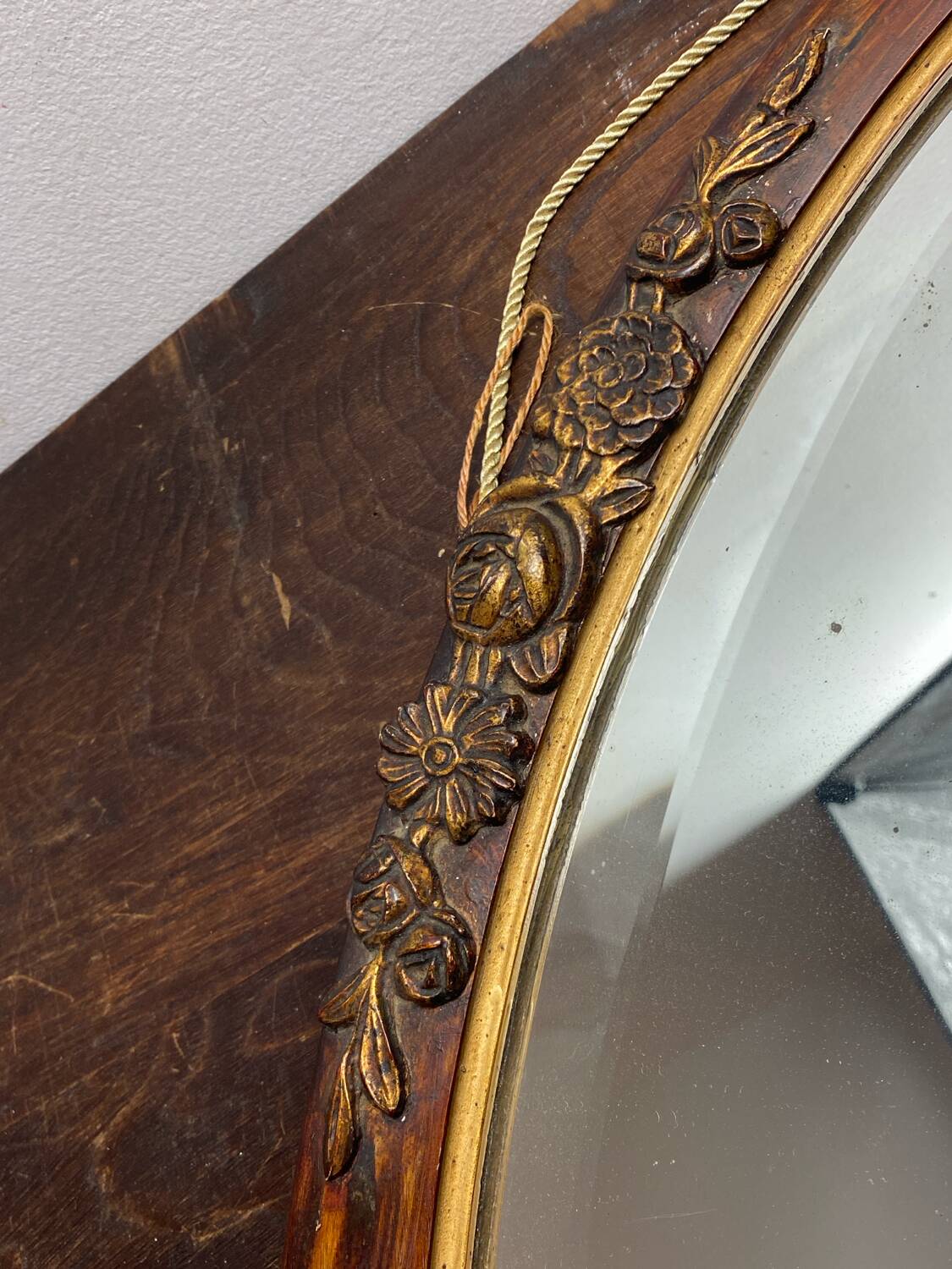 Miroir en bois et plâtre, décor fleuri, Art Déco