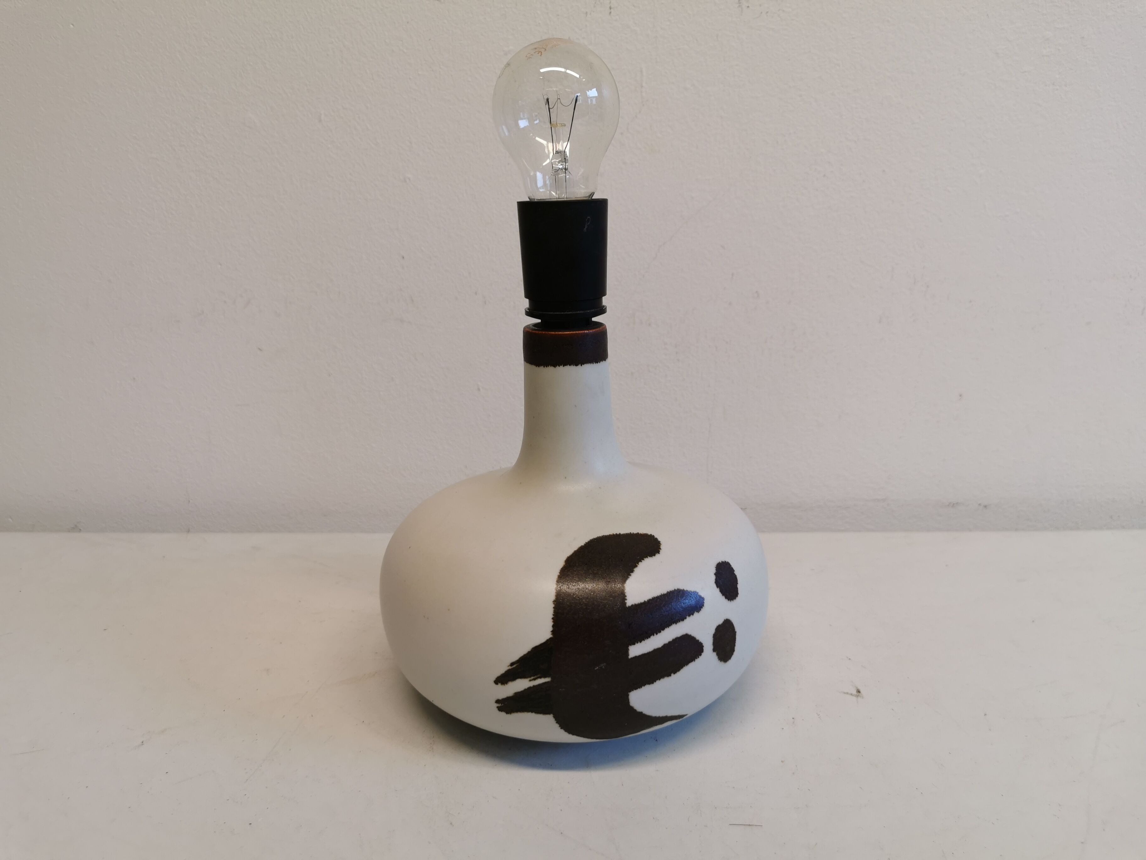 Ceramic table lamp designed by Danish Axel Larsen for his company Axella back in the 1960s.