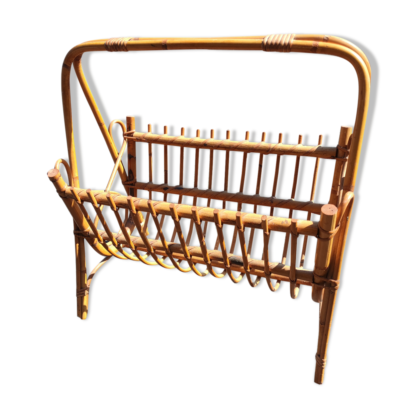 Porte revue vintage en rotin