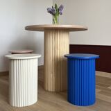 Petite table de chevet ronde et cannelée en bleu klein