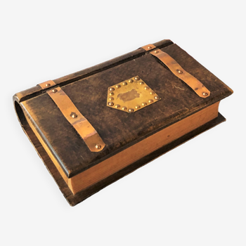 Boîte en bois  avec ornement cuivre forme de livre