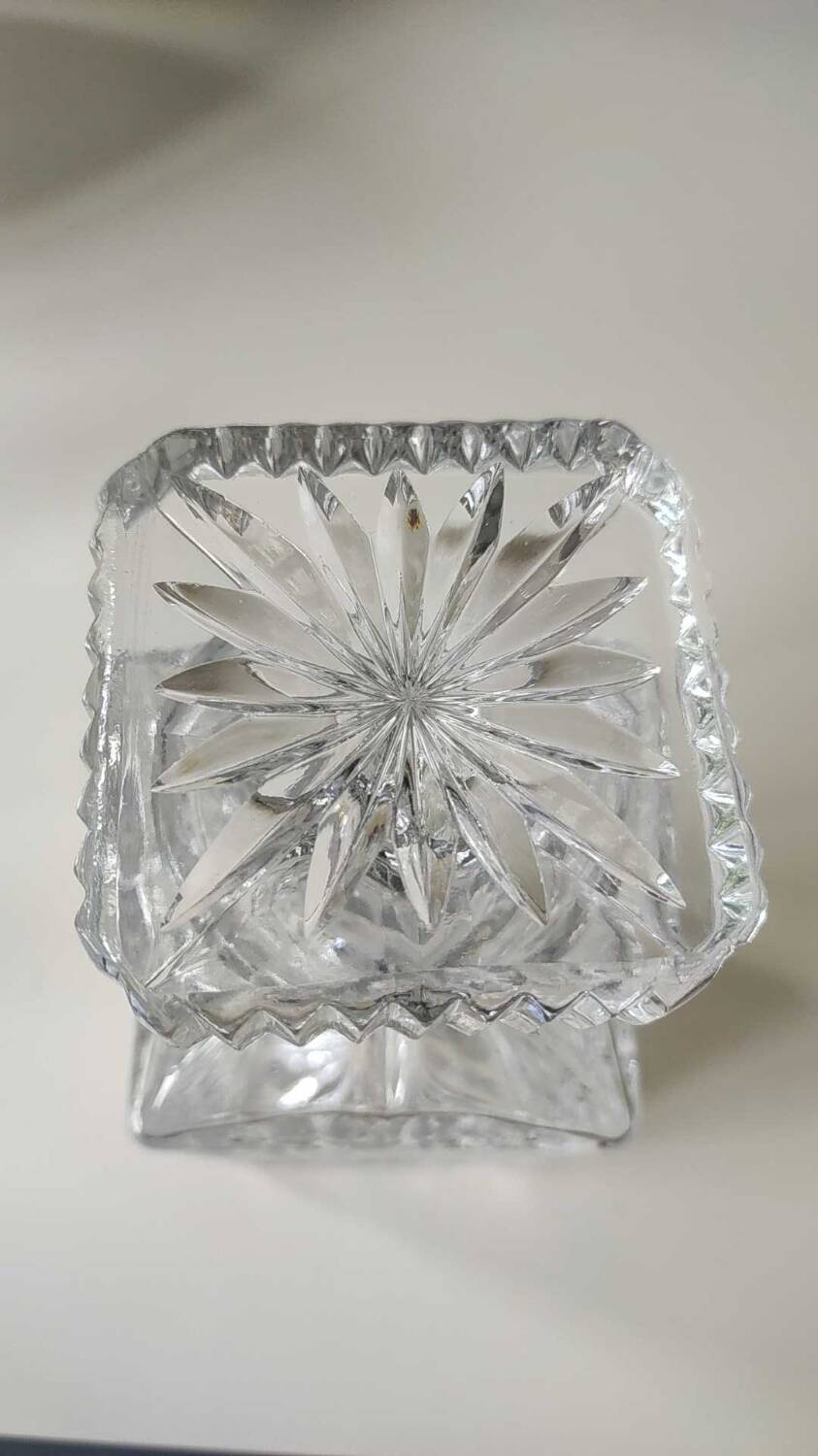 Whiskey decanter in bohemian crystal. boho-chic style. cross/diamond patterns. floral decor. high 25.5 cm