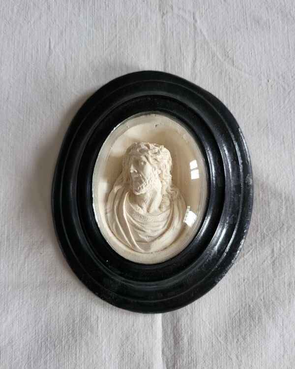 Médaillon ancien religieux, Jésus Christ en plâtre cadre bois noirci