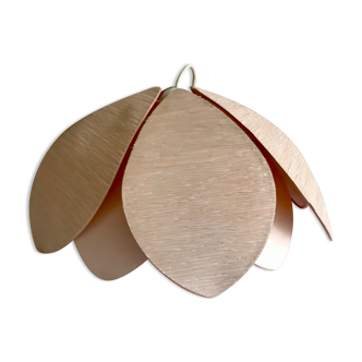 Suspension lotus flower petals