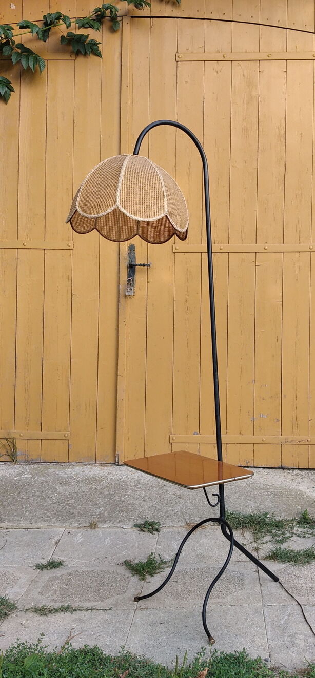 E-reader with tablet and tripod foot