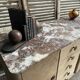 Commode en bois brut dessus marbre