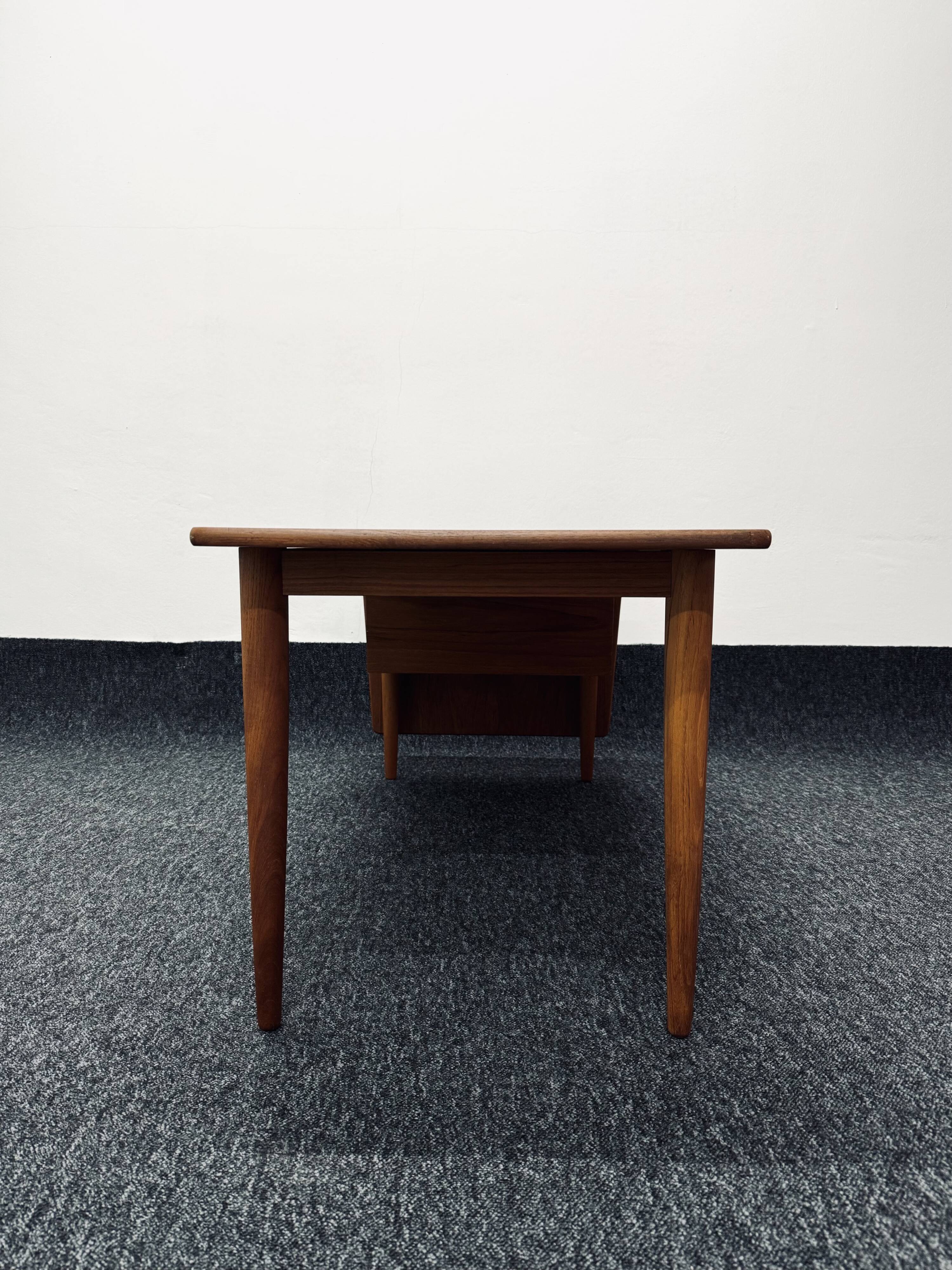 Table basse danoise en teck par Arne Vodder