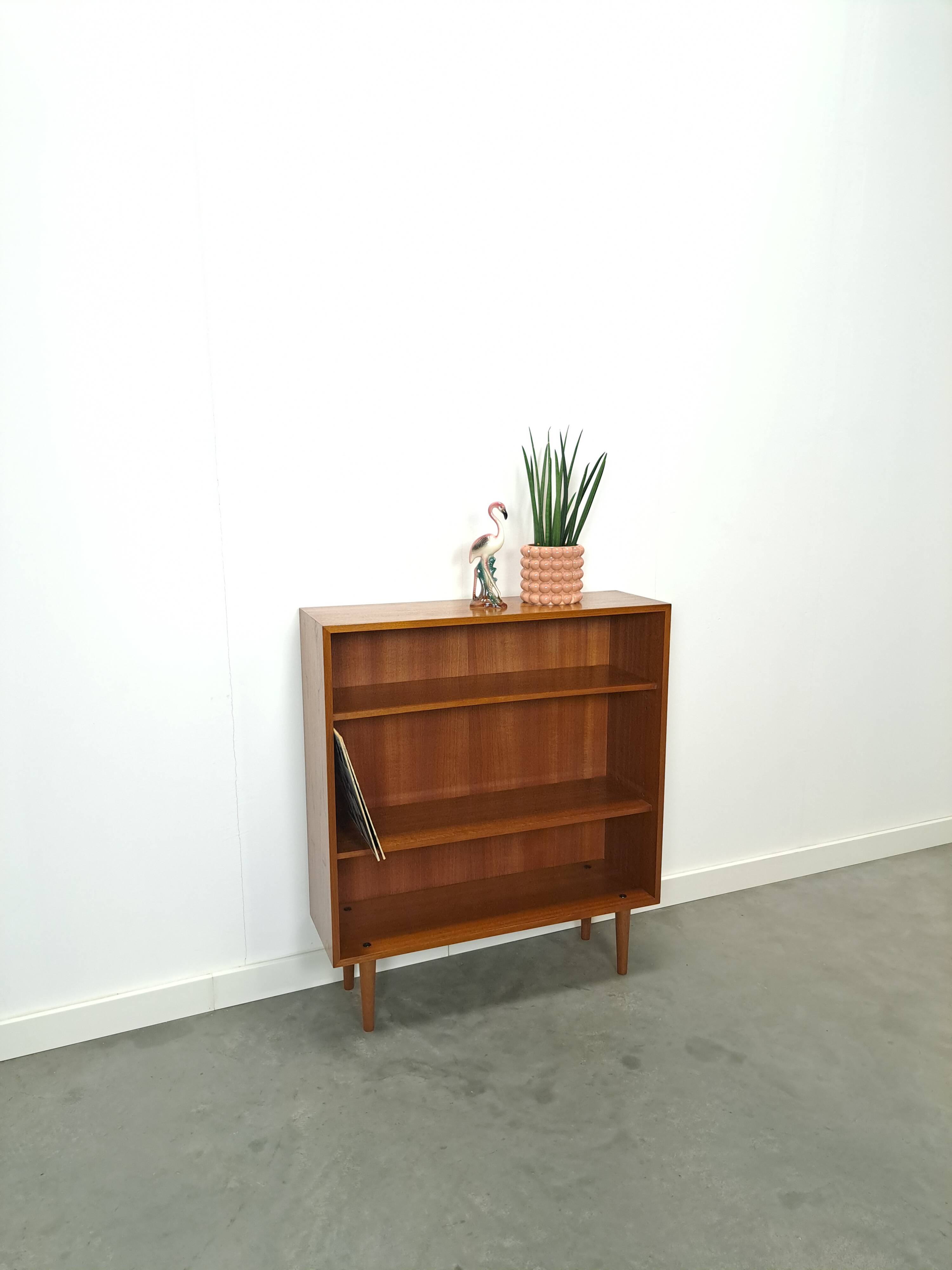 Noten fineer boekenkast LP kast met legplanken nr. 2