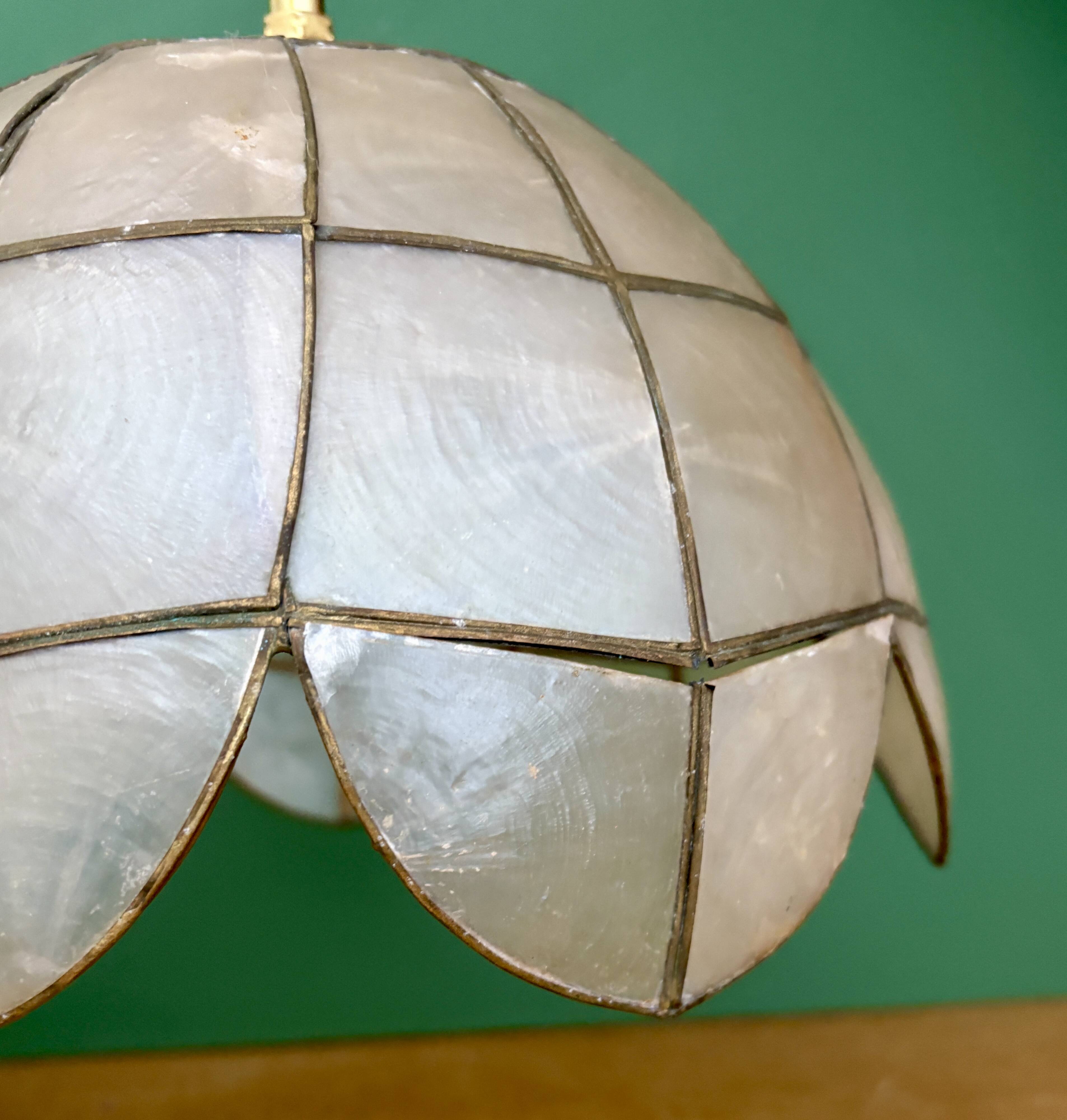 Vintage pendant light in mother-of-pearl and brass.
