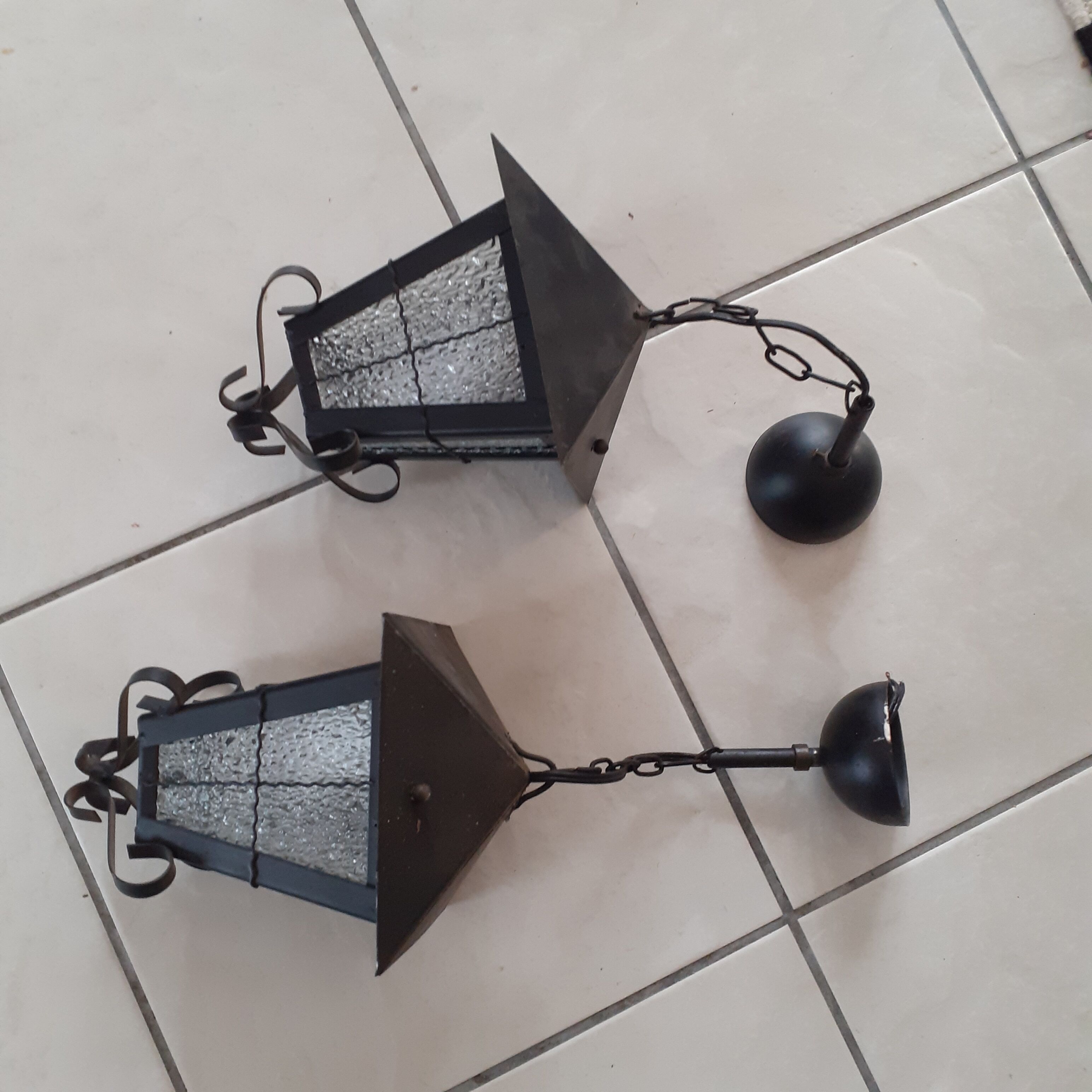 Lanterne électrifièe en fer forgé noir et verres granulès