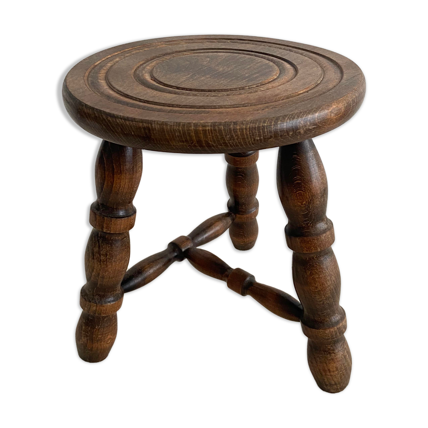 Tripod stool with spacer