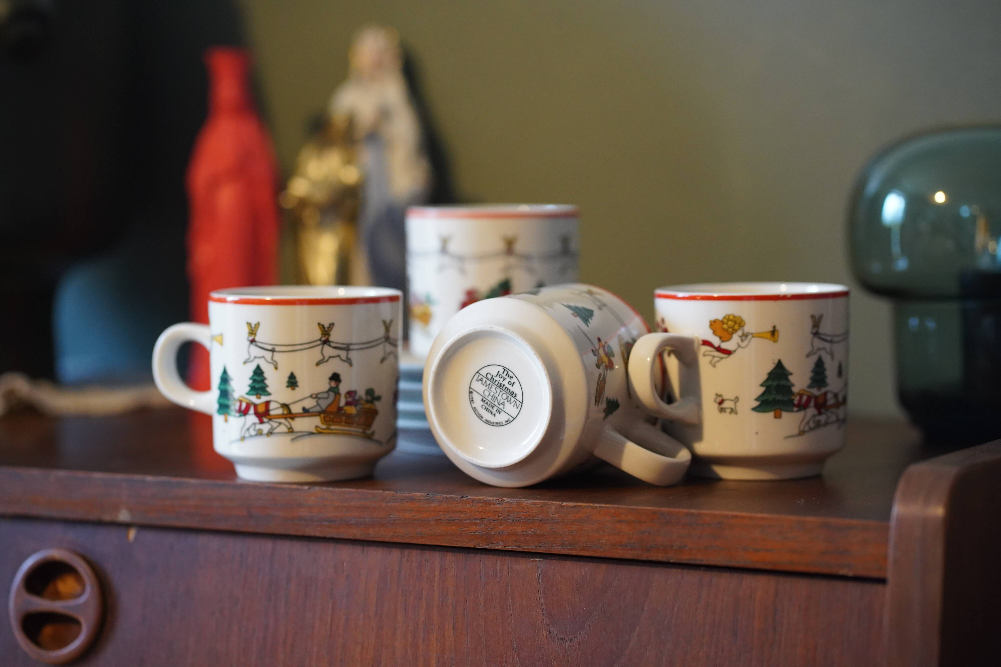 4 Christmas cups