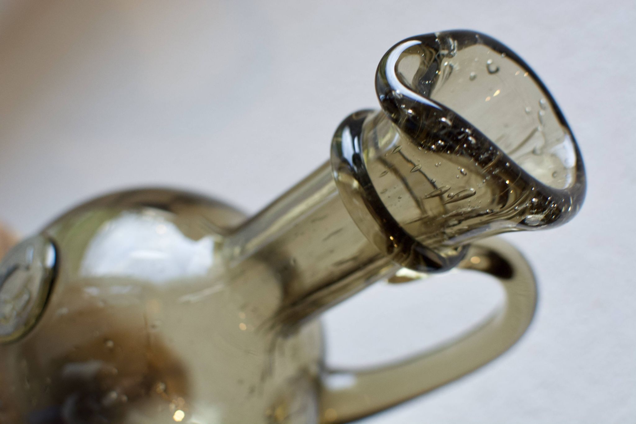 Carafe sur pieds en verre soufflé