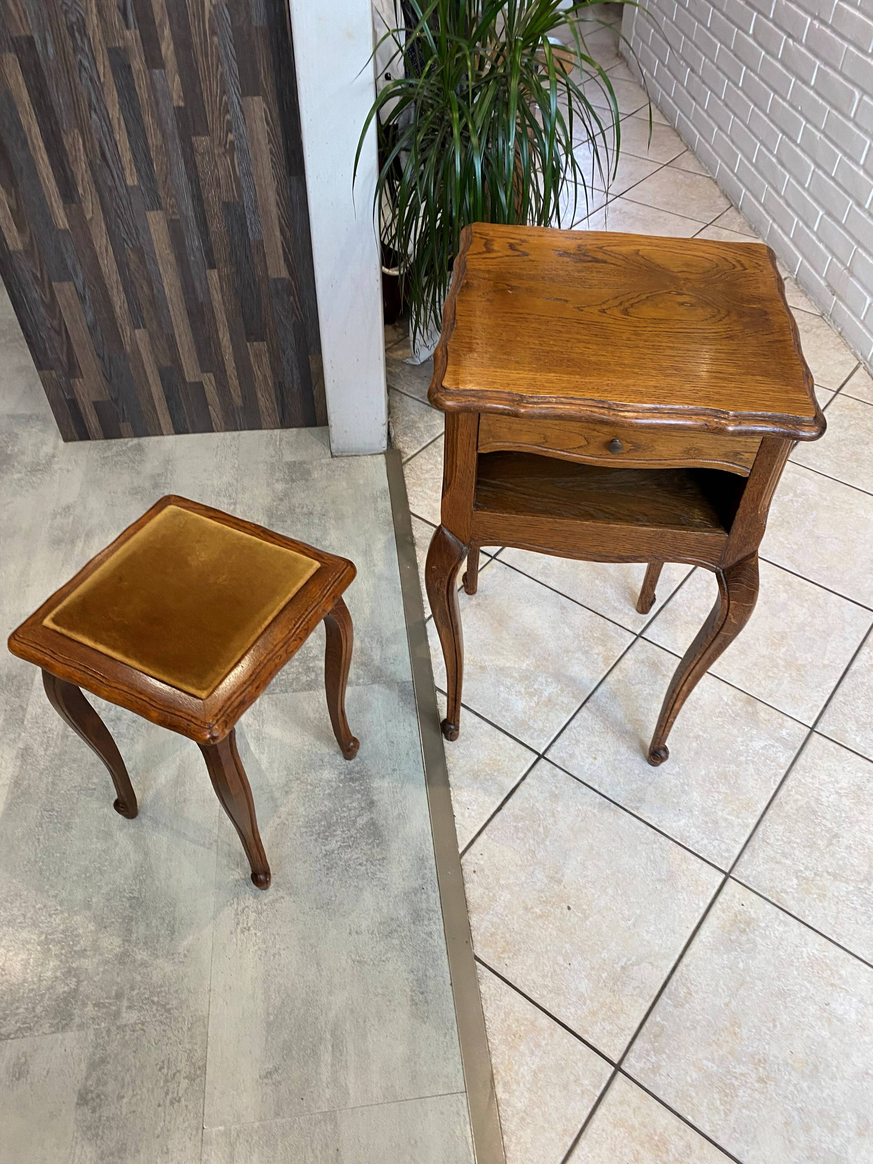 Gueridon set with gueridon and stool in solid oak in Louis XV style.