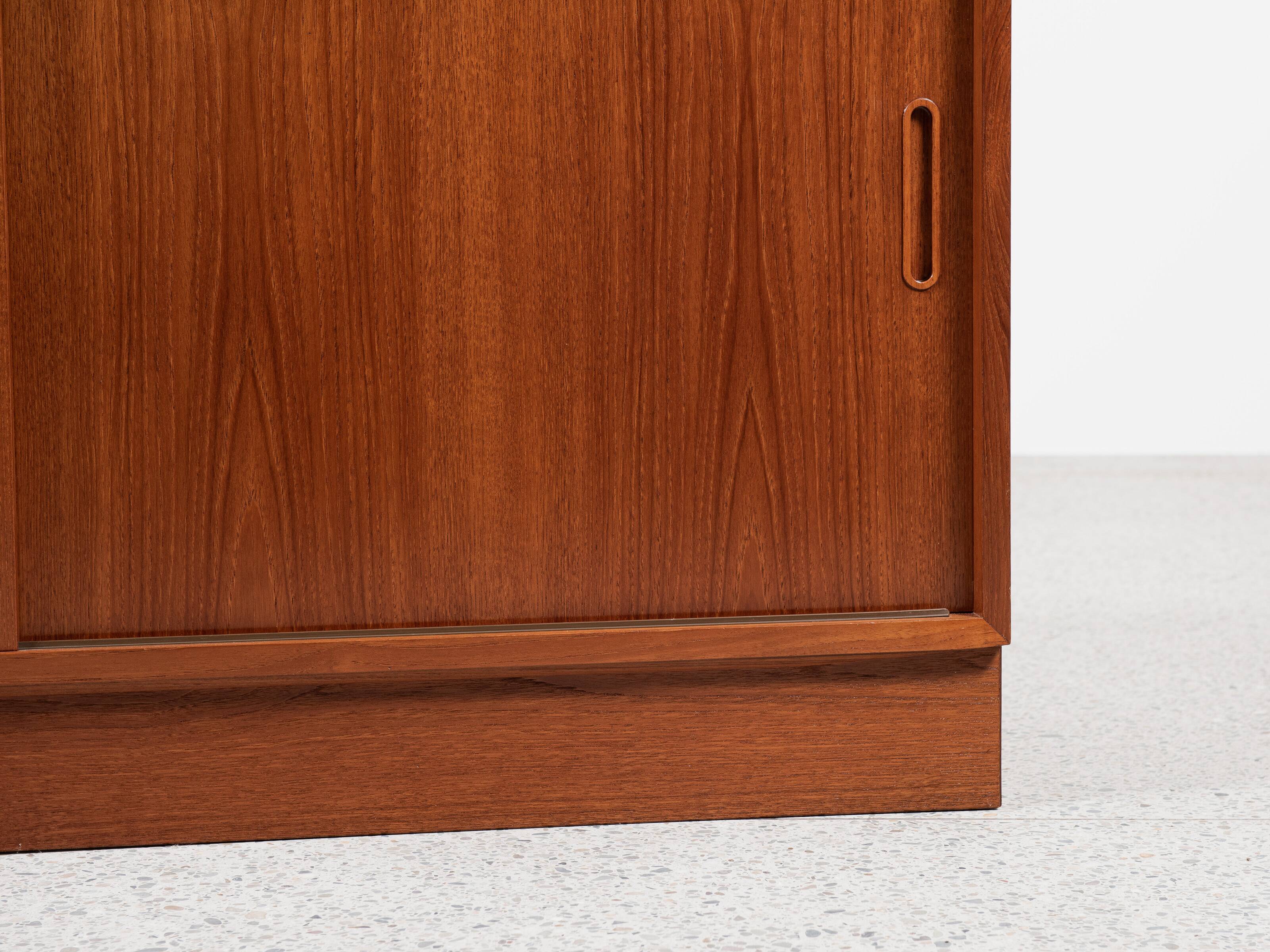 Midcentury Danish lowboard in teak with 2 sliding doors by Hundevad 1960s - 138cm