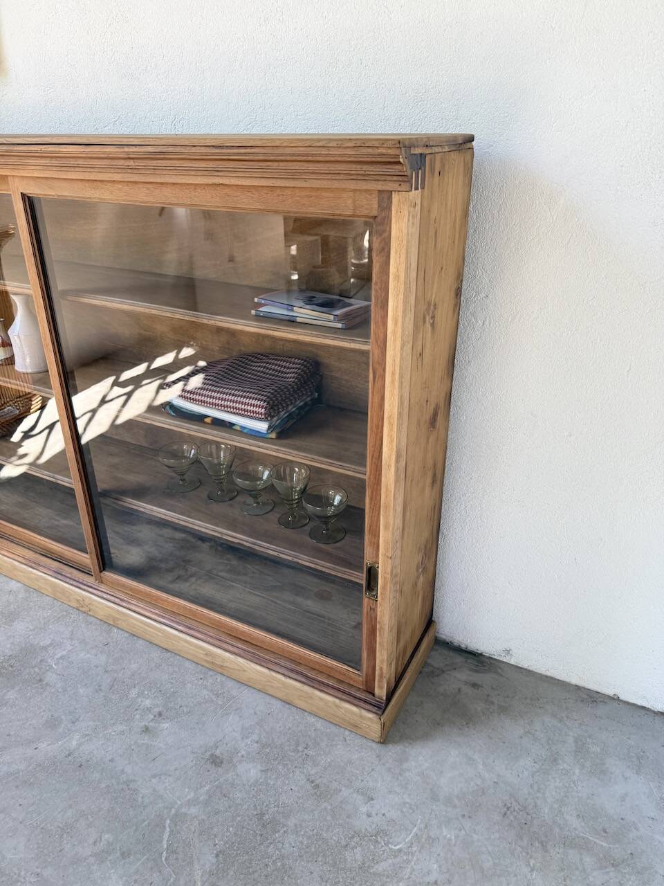 Enfilade vitrée en chêne, années 50