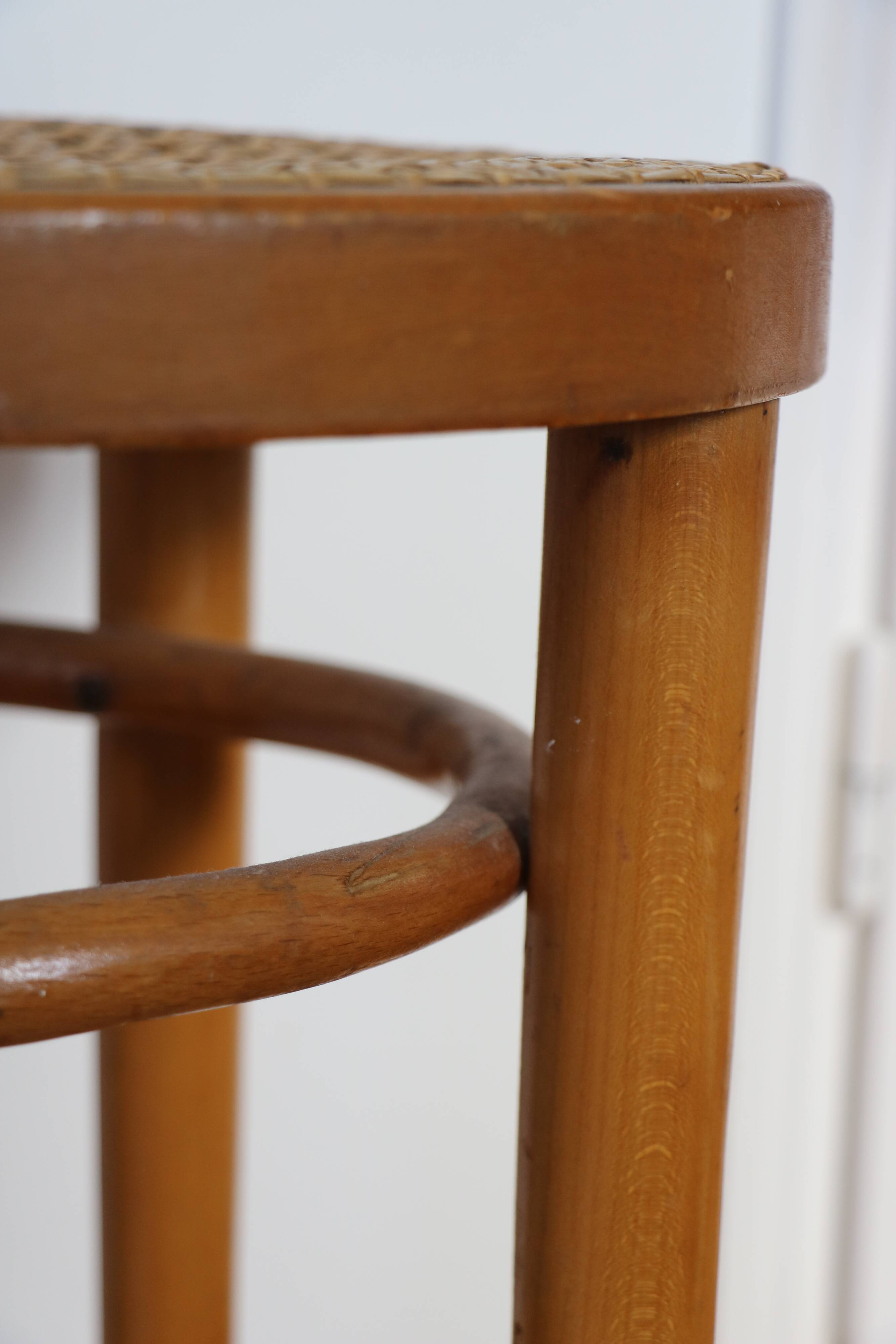 Tabouret en bois courbé et cannage