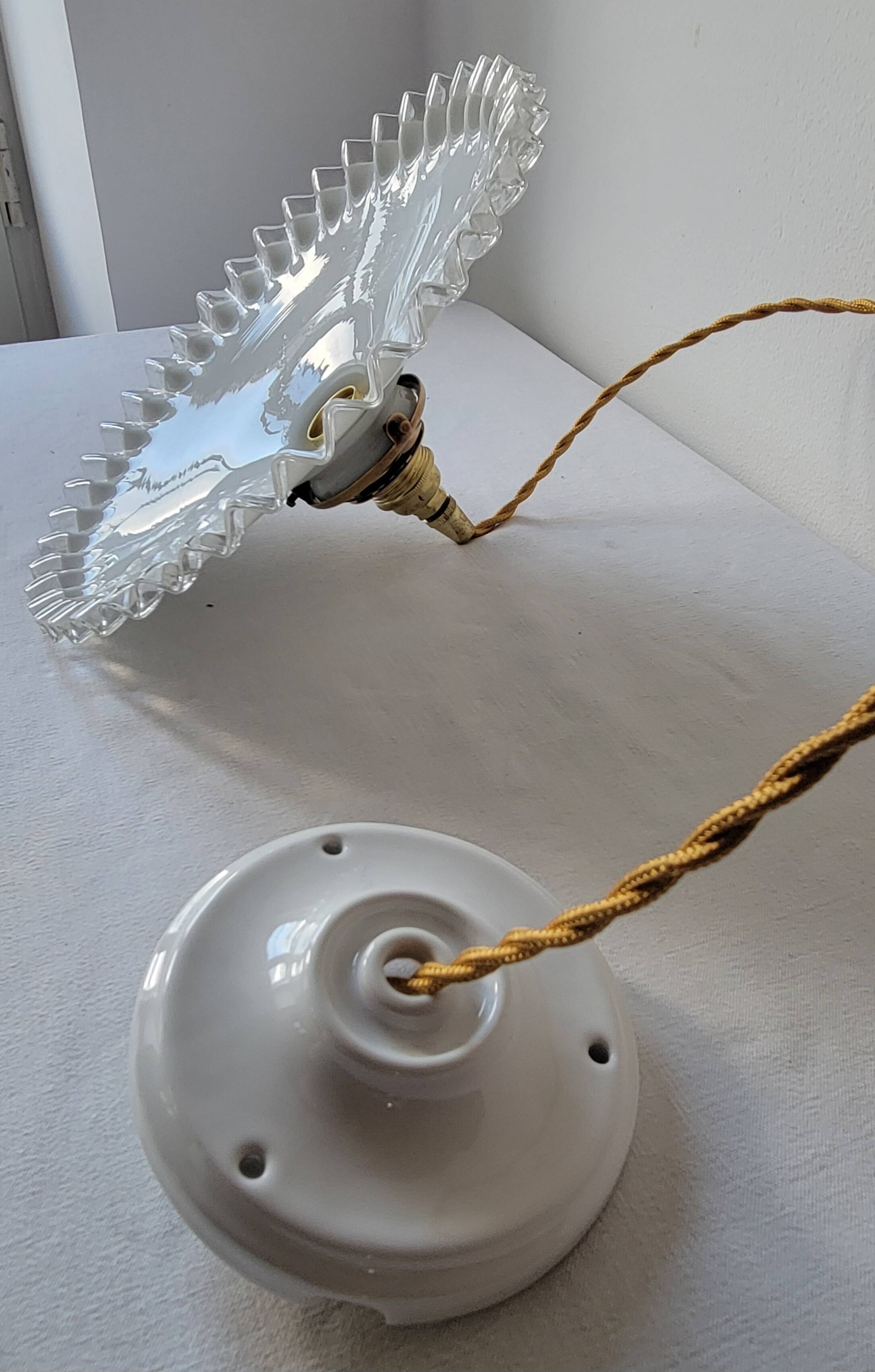 Pendant in serrated opaline