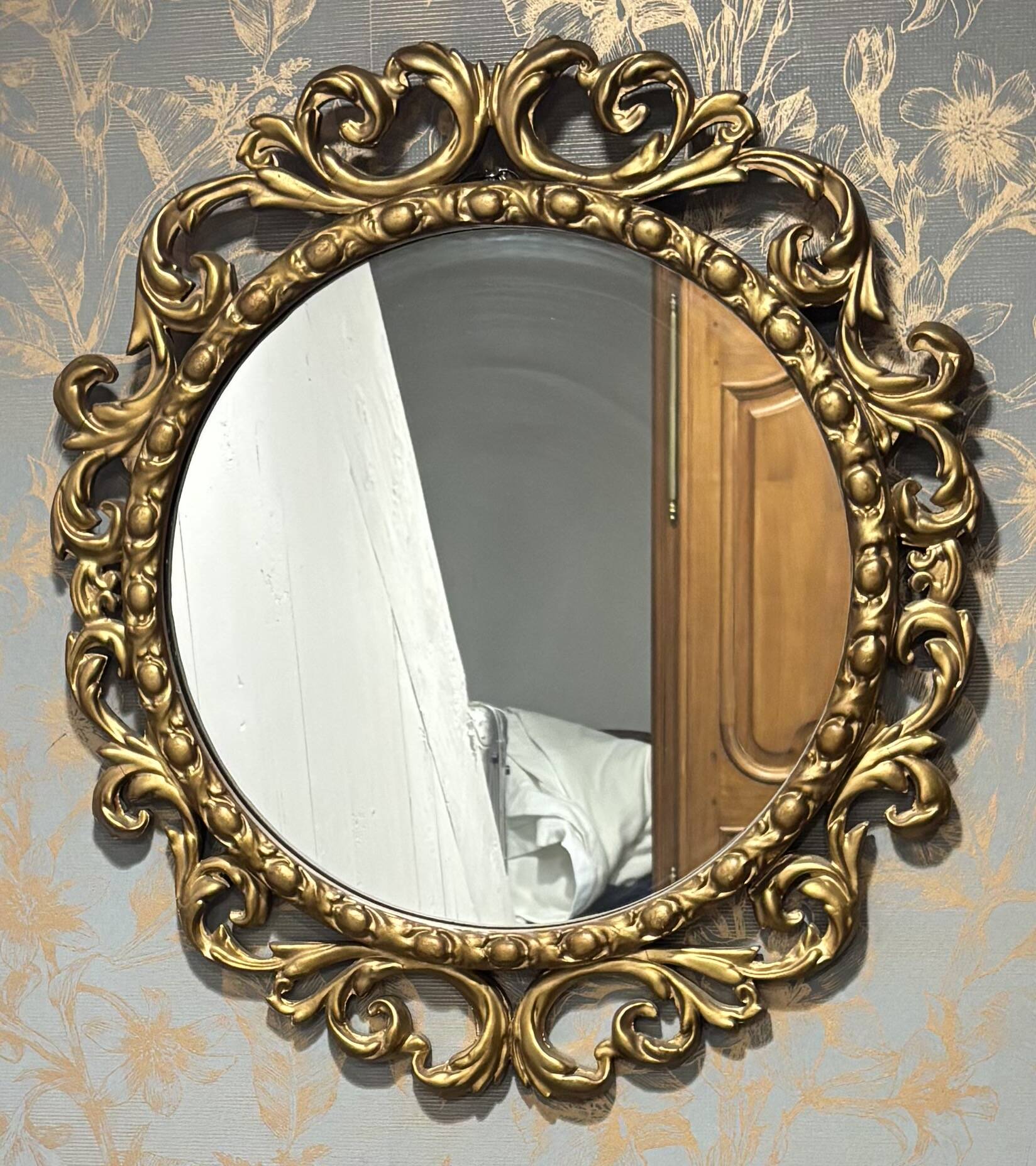 Vintage Round Wall Mirror Ornate Gold Rococo – Elegant 20th Century Piece
