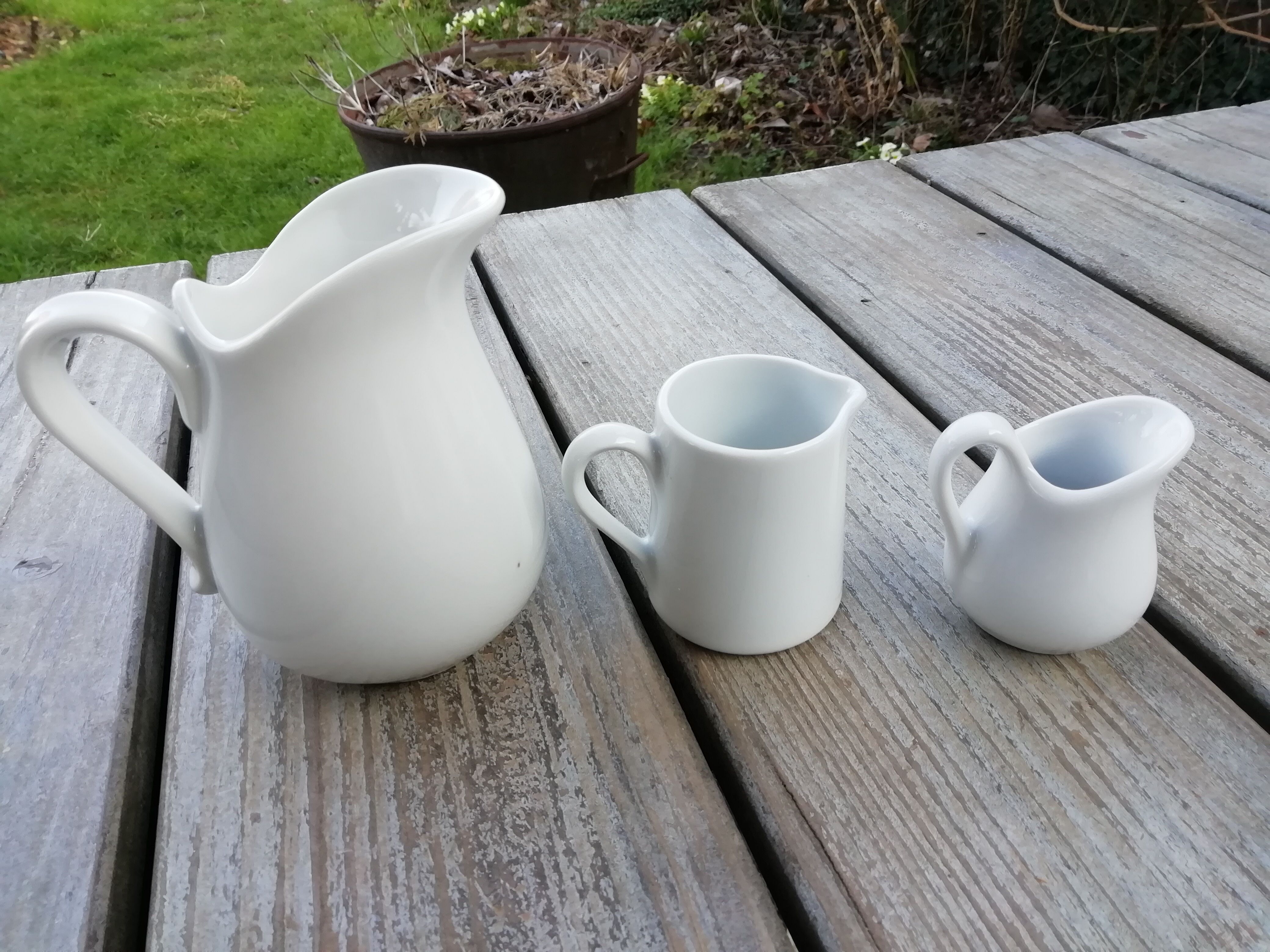 Trio of milk pot in white porcelain