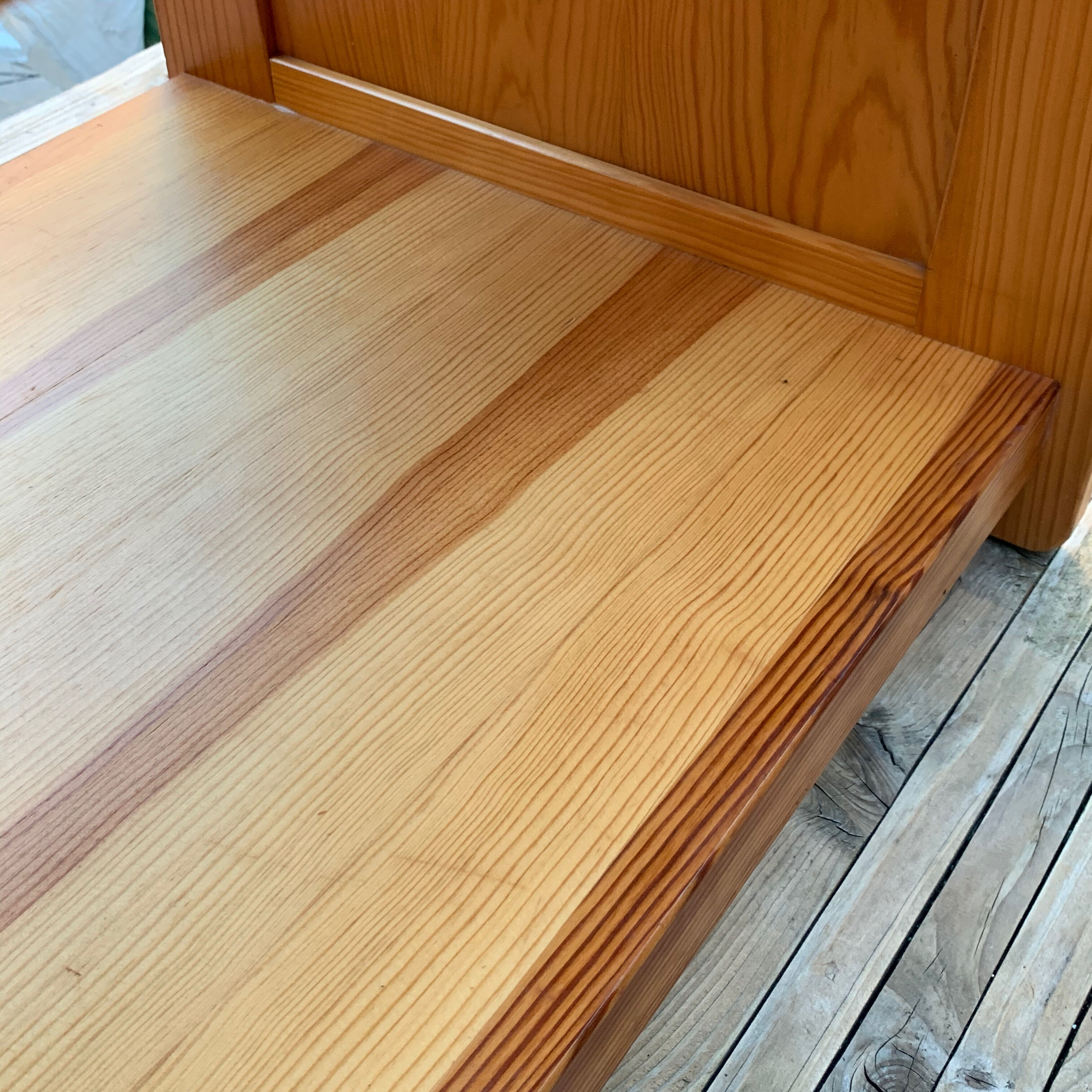 Table de chevet avec tiroir en pin blond massif vernis 1970