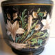 Cache-pot black background, Napoleon III, Paris porcelain: White lilies + Daisies