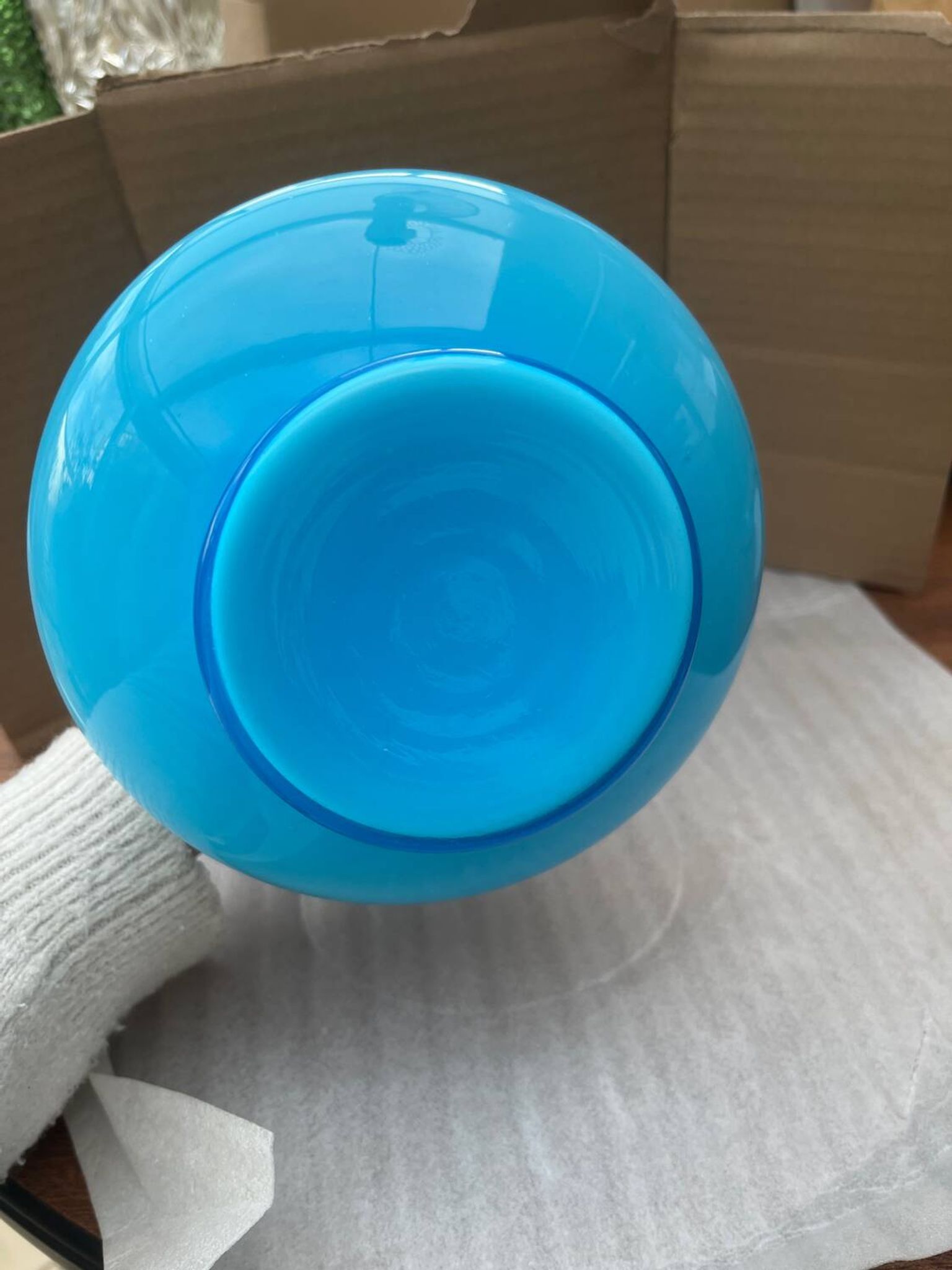 Vase, carafe en opaline bleue avec anse transparente