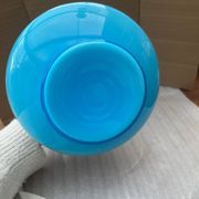 Vase, carafe en opaline bleue avec anse transparente