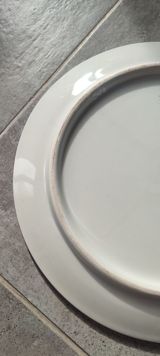 Large wall plate in majolica signed by Enrique Crespo, Artesania years.