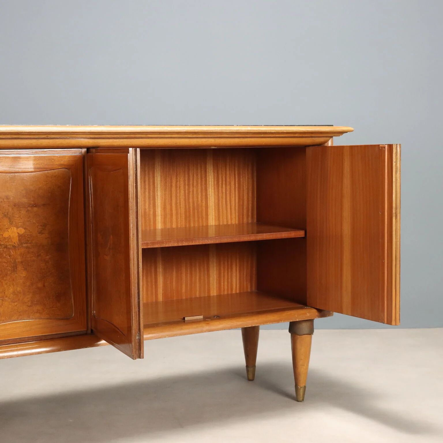 Vintage buffet in walnut veneer and burl, 1950s design.