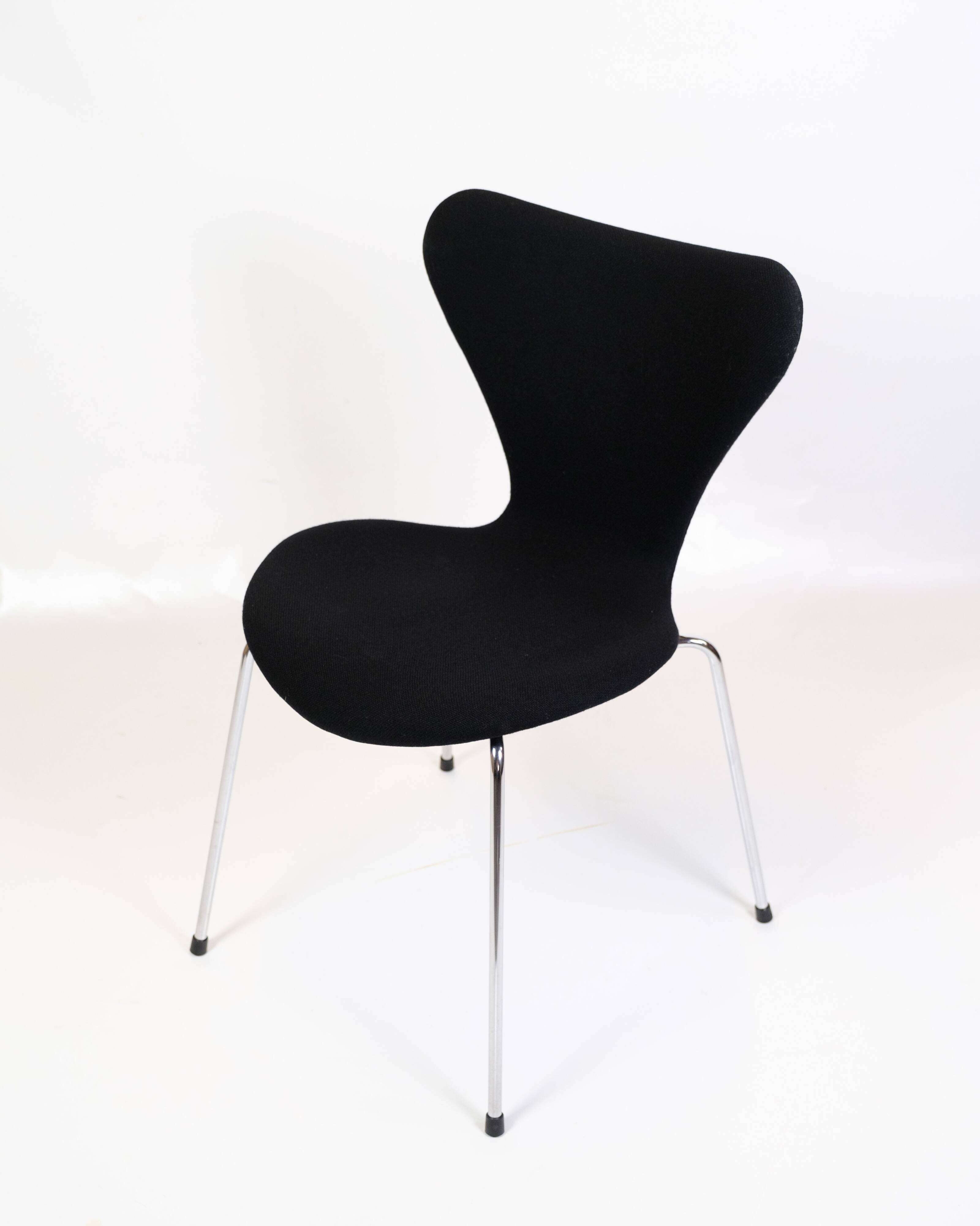 Set Of 4 Seven Chairs Model 3107 Original Upholstered In Black Fabric By Arne Jacobsen