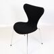 Lot de 4 chaises Seven modèle 3107 originales tapissées en tissu noir par Arne Jacobsen