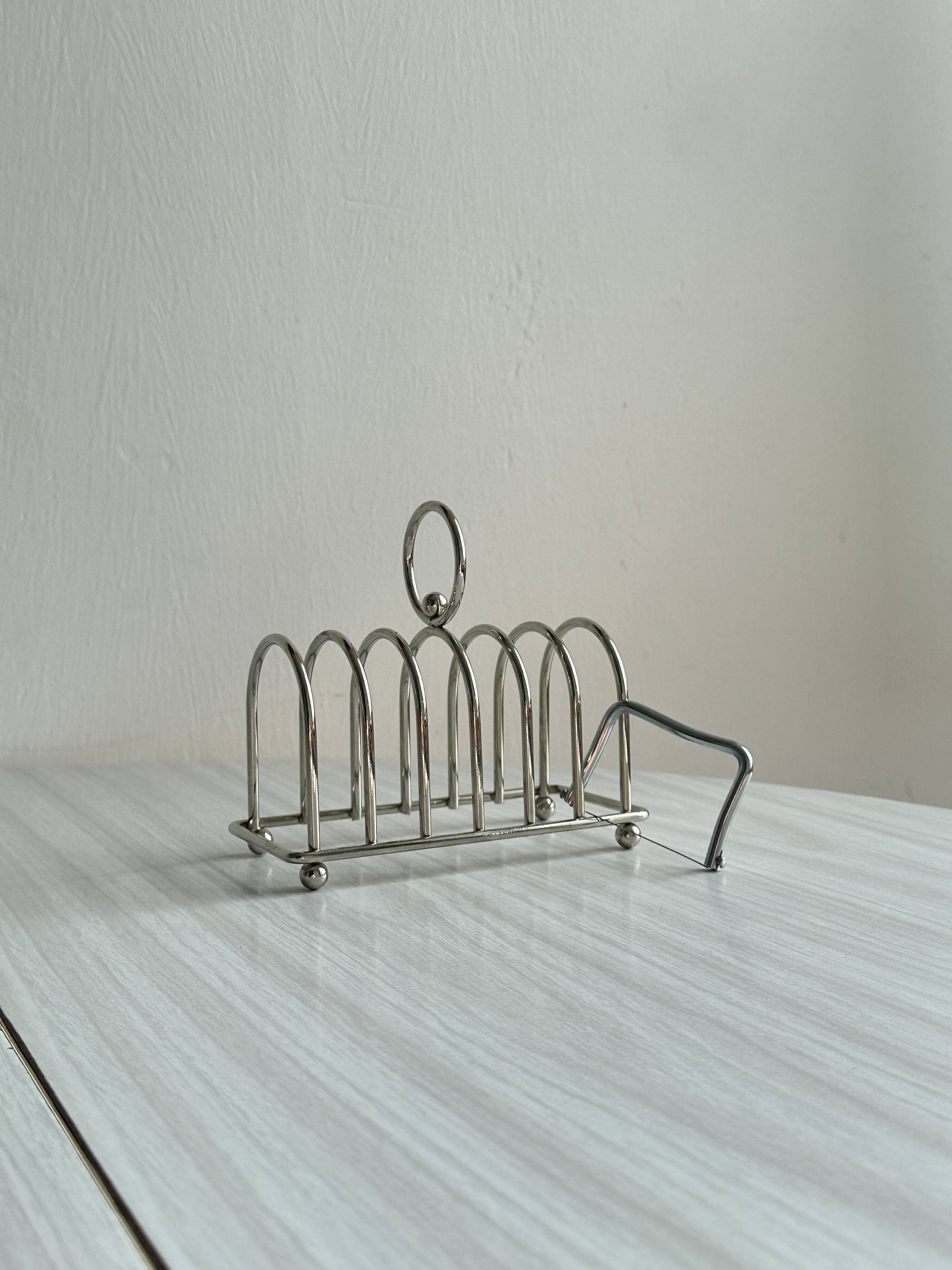 Porte-toast en métal argenté.