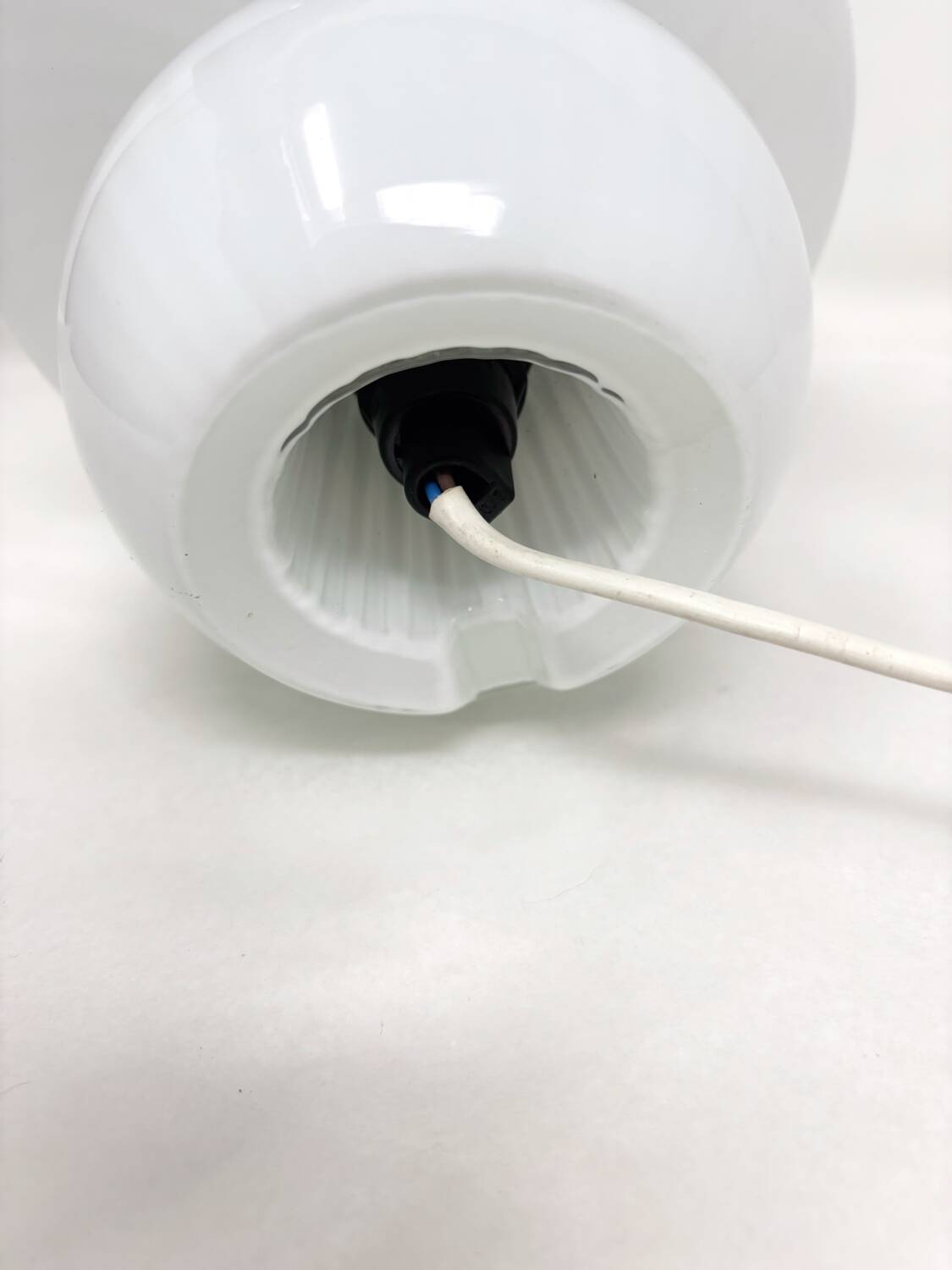 Small mushroom lamp in white opaline