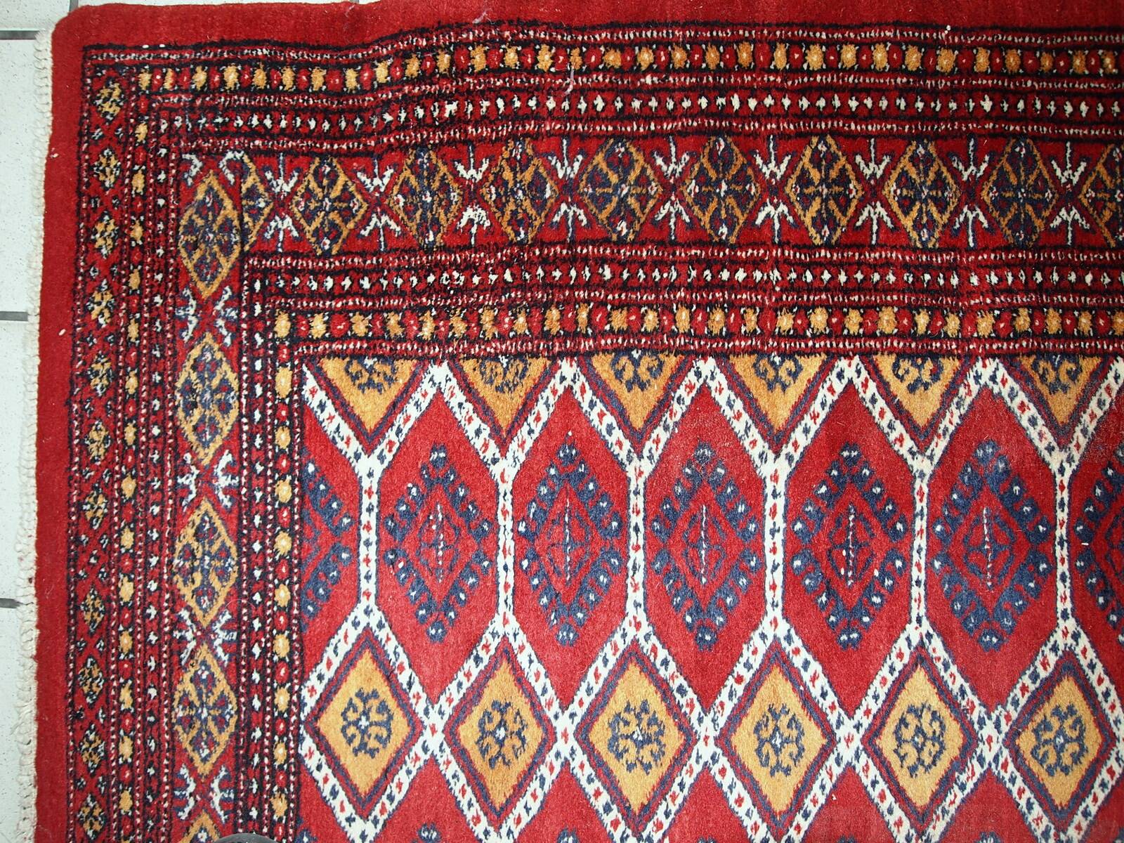 Tapis Vintage Bukhara Ouzbek, Années 1960, Élégance Classique