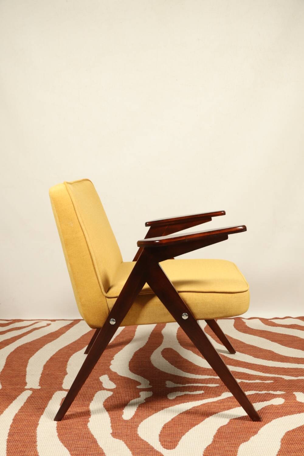 Fauteuil en bois et velours jaune par Chierowski