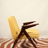 Fauteuil en bois et velours jaune par Chierowski
