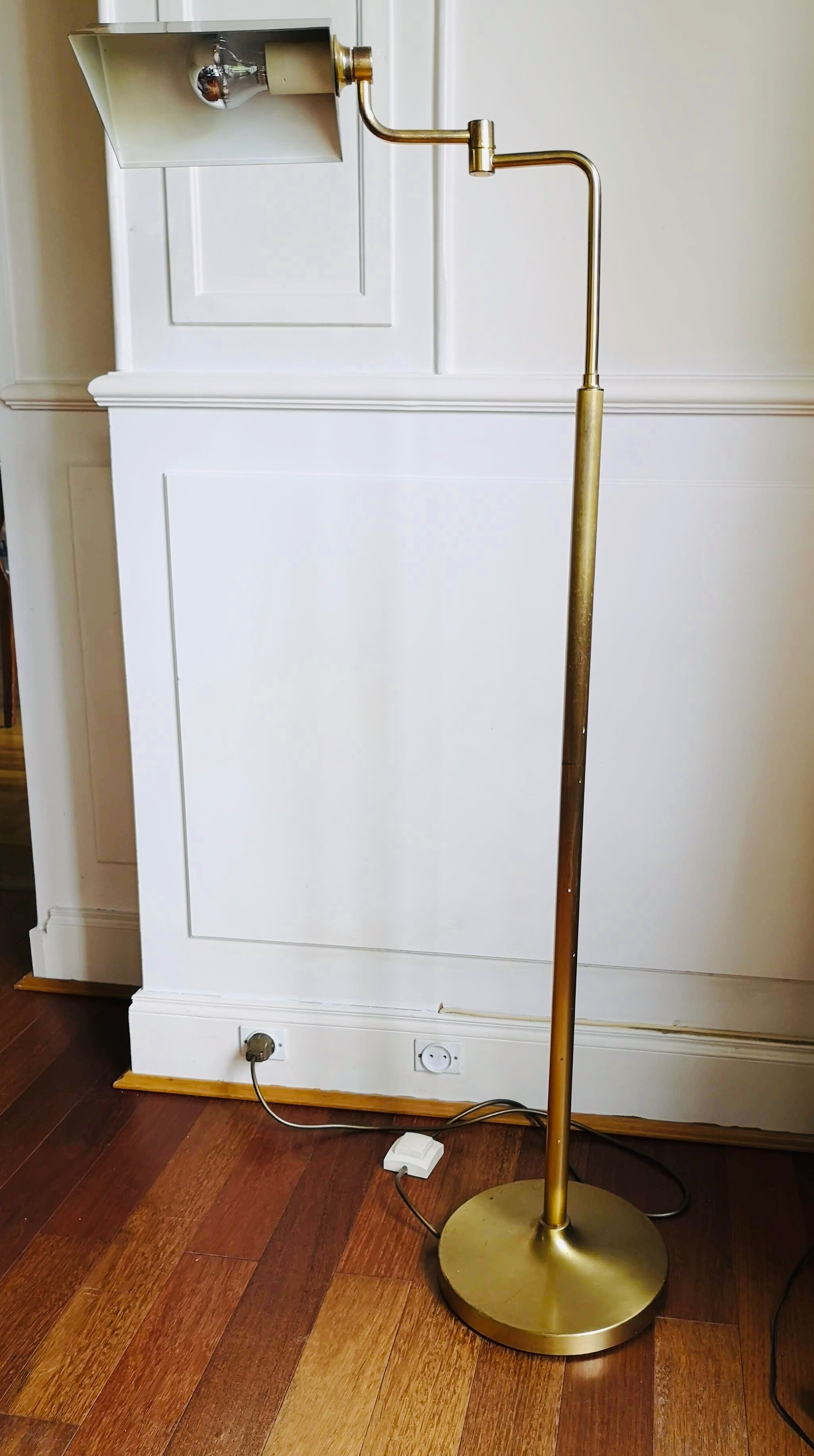 Golden brass reader lamppost