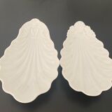 2 shell-shaped cups