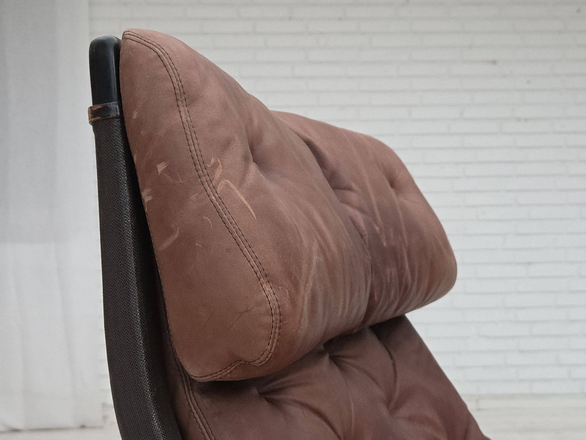 Années 1970, design suédois de Bruno Mathsson, modèle « Pernilla », cuir.
