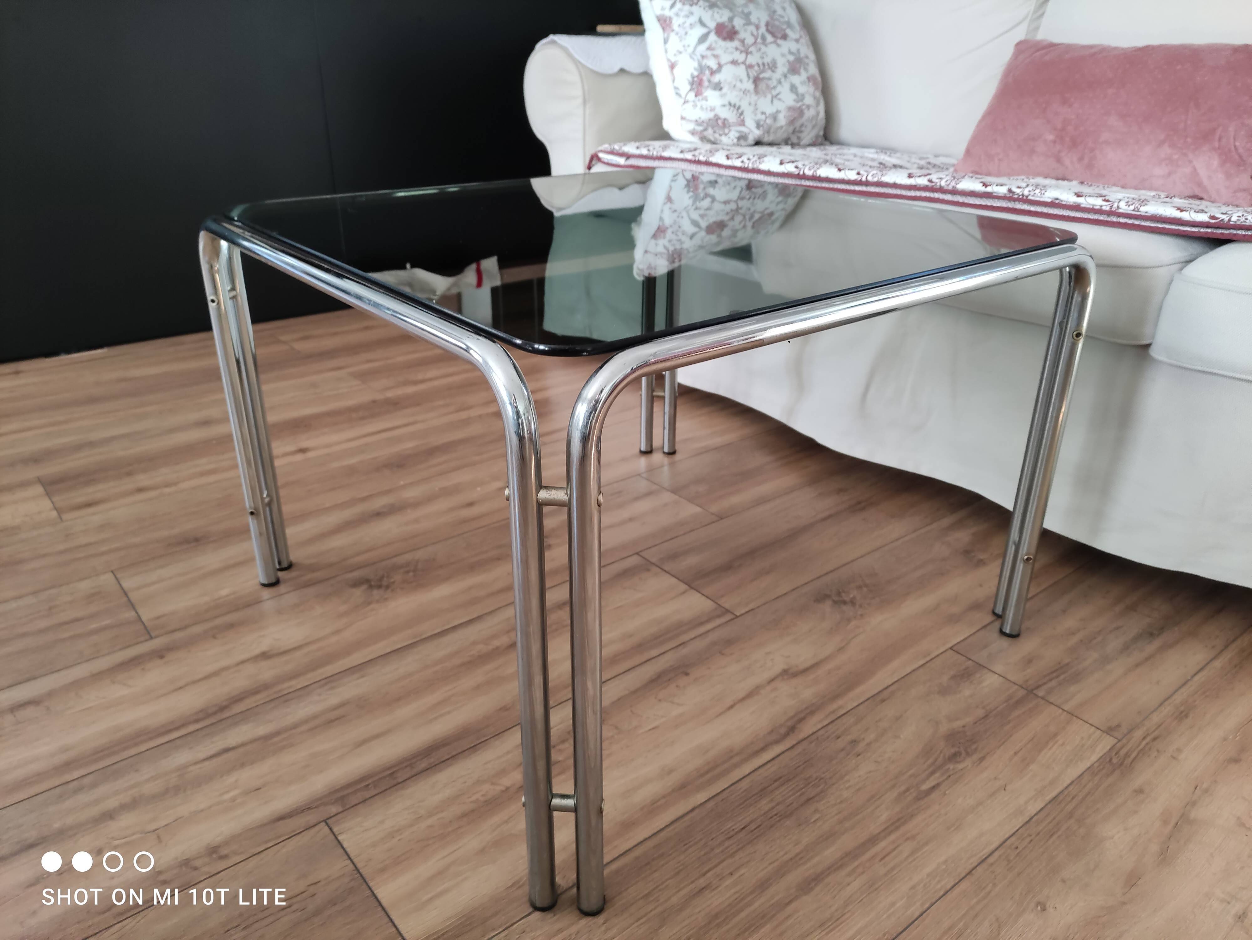 Table basse piètement chromé et plateau en verre fumé noir