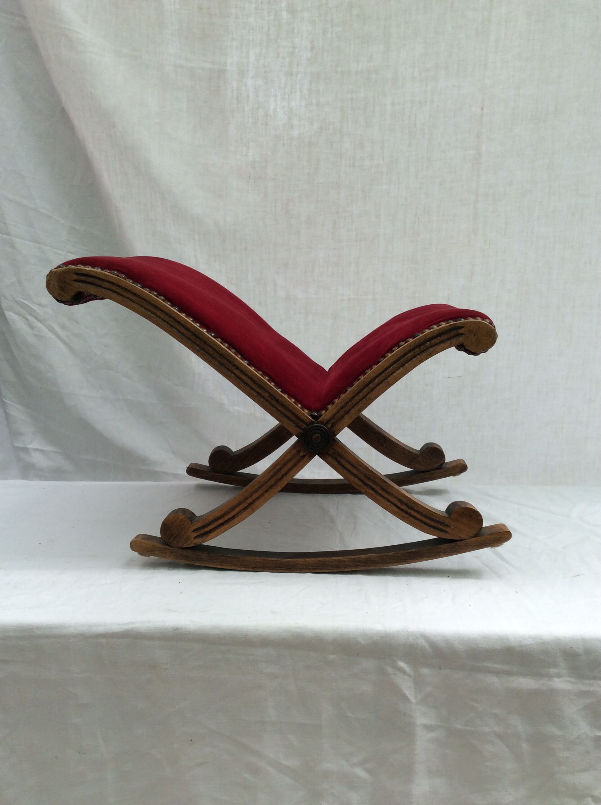 Wooden swing tabou/rest feet and dark red fabric dimension: H-38xL-54xPr-35cm-